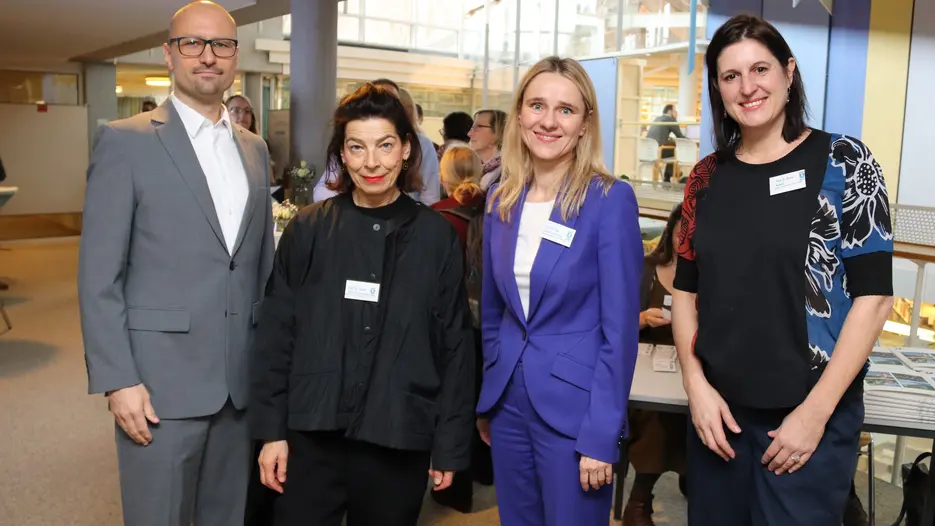 Die beiden Hauptrednerinnen der Tagung Prof. Dr. Petra Anders (rechts) und Prof. Dr. Andrea Bertschi-Kaufmann (2.v.l.) gemeinsam mit Gastgeberin Prof. Dr. Ina-Brendel-Perpina und dem Dekan der Sprach- und Literaturwissenschaftlichen Fakultät, Prof. Dr. Thomas Hoffmann. (Fotos: Schulte Strathaus/upd)