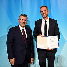Der Leiter der Bayerischen Staatskanzlei, Dr. Florian Herrmann (links im Bild), überreichte an Prof. Dr. Daniel Mark Eberhard den diesjährigen Kulturpreis der Bayerischen Landesstiftung.