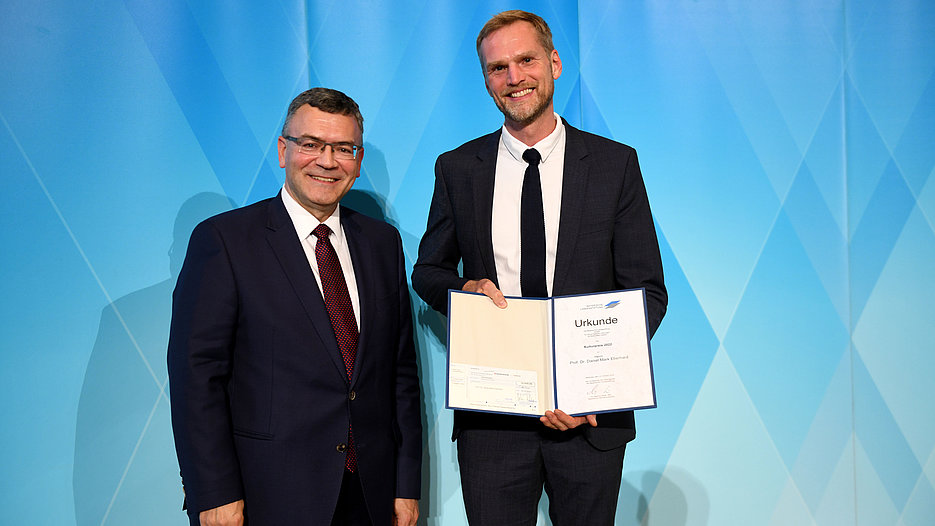 Der Leiter der Bayerischen Staatskanzlei, Dr. Florian Herrmann (links im Bild), überreichte an Prof. Dr. Daniel Mark Eberhard den diesjährigen Kulturpreis der Bayerischen Landesstiftung.