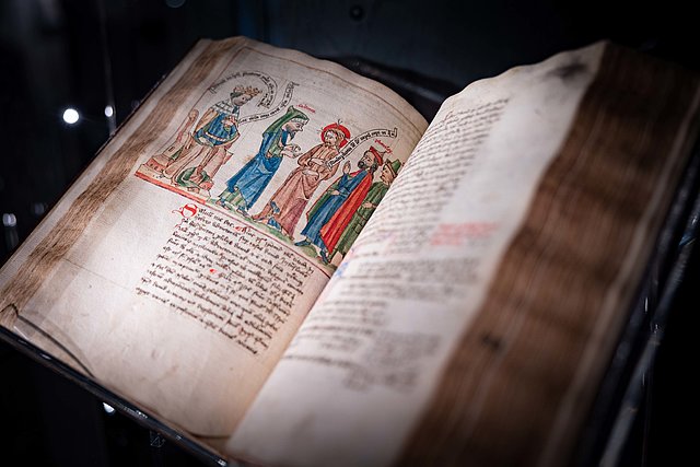 Das Psalterium glossatum, eine Handschrift von 1418, die sich im Besitz der Universitätsbibliothek Eichstätt befindet. Die gezeichnete Abbildung zeigt König David auf dem Thron sitzend, der die Passion Christi prophezeit. Rechts davon Christus mit der Dornenkrone, umgeben von Priestern.
