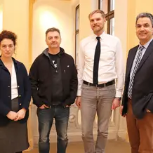 Prof. Dr. Klaus Stüwe (Vizepräsident für Internationales, rechts im Bild) begrüßte Professor Lee Higgins (2.v.l.) an der KU gemeinsam mit Studiengangsleiter Prof. Dr. Daniel Mark Eberhard und Alicia de Banffy-Hall (Dozentin im Masterstudiengang). (Foto: Schulte Strathaus/upd)