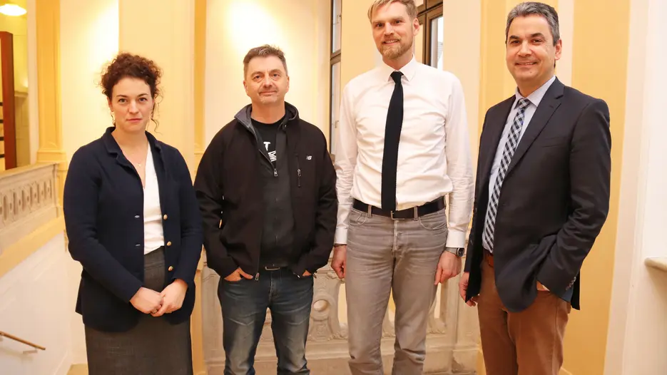 Prof. Dr. Klaus Stüwe (Vizepräsident für Internationales, rechts im Bild) begrüßte Professor Lee Higgins (2.v.l.) an der KU gemeinsam mit Studiengangsleiter Prof. Dr. Daniel Mark Eberhard und Alicia de Banffy-Hall (Dozentin im Masterstudiengang). (Foto: Schulte Strathaus/upd)