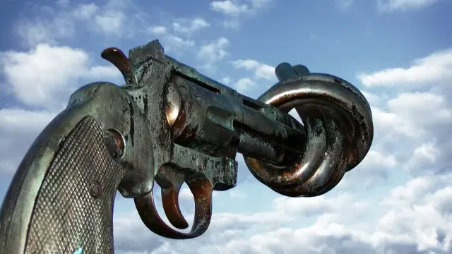 Non_violence_sculpture_by_carl_fredrik_reutersward_malmo_sweden.jpg