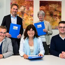 Dr. Christian Klenk (KU Eichstätt-Ingolstadt), Bürgermeisterin Dr. Dorothea Deneke-Stoll (stehend), OStD Dr. Matthias Schickel (Schulleiter des Katharinen-Gymnasiums), Ministerialbeauftragte Ltd. OStDin Brigitte Grams-Loibl und Kulturreferent Marc Grandmontagne (vorne v. l.).