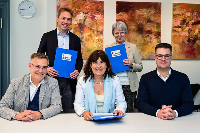 Dr. Christian Klenk (KU Eichstätt-Ingolstadt), Bürgermeisterin Dr. Dorothea Deneke-Stoll (stehend), OStD Dr. Matthias Schickel (Schulleiter des Katharinen-Gymnasiums), Ministerialbeauftragte Ltd. OStDin Brigitte Grams-Loibl und Kulturreferent Marc Grandmontagne (vorne v. l.).