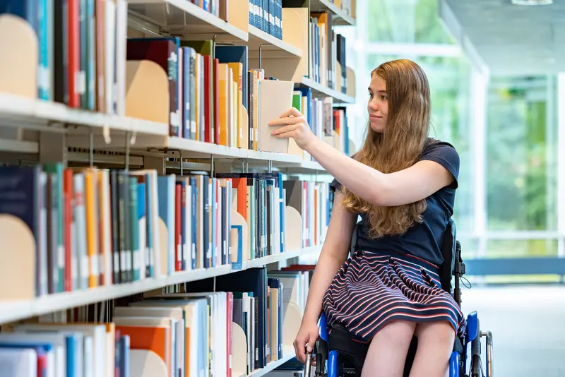 Studierende im Rollstuhl