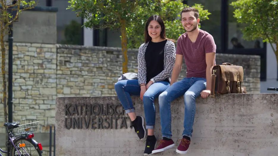 Studierende am Campus