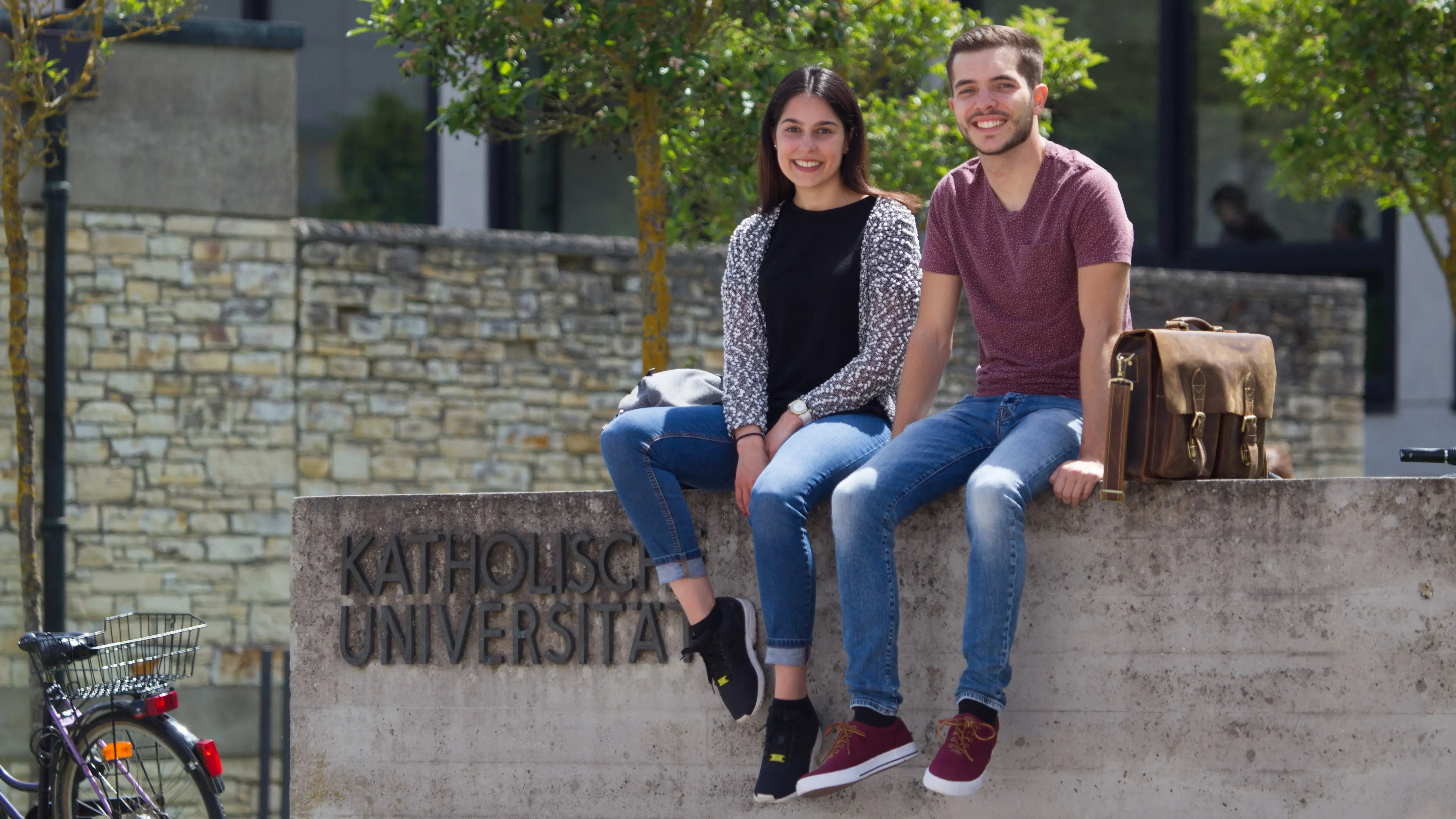 Studierende am Campus