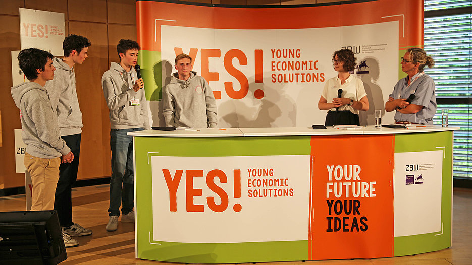 Die von Forschenden der KU betreuten Schülerinnen und Schüler präsentierten ihr Konzept beim Finale von YES! – Young Economic Solutions in Hamburg. (Foto: YES! – Young Economic Solutions)