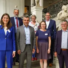 Madlen Schwing (Lehrstuhl Tourismus KU), Prof. Dr. Harald Pechlaner (Inhaber des Lehrstuhls Tourismus KU), Landrat Alexander Anetsberger, Prof. Dr.-Ing. Bettina Oppermann (Institut für Freiraumentwicklung, Leibniz Universität Hannover), Dr. Sabrina Seeler (FH Westküste, Deutsches Institut für Tourismusforschung), Götz Beck (Geschäftsführer Regio Augsburg Tourismus GmbH) und Christoph Würflein (Geschäftsführer Tourismusverband Naturpark Altmühltal) am Rande der Eichstätter Tourismusgespräche (v.l.). (Foto Wycik/upd)