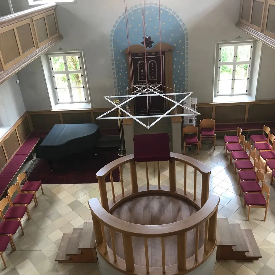 ExkursionOberfrankenSynagogeInnenraum.JPG