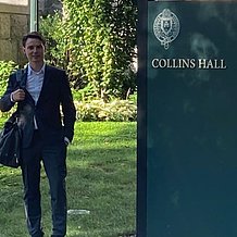 Dr. Dr. Klaus Viertbauer vor der Collins Hall, dem Institutsgebäude am Campus der Fordham University, Bronx, New York. 