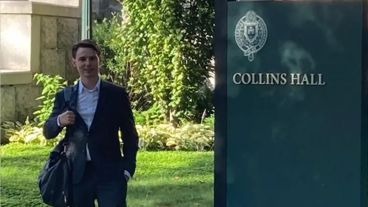 Dr. Dr. Klaus Viertbauer vor der Collins Hall, dem Institutsgebäude am Campus der Fordham University, Bronx, New York. 