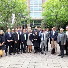 19 Hochschulvertreter aus ganz Bayern loteten bei einer Delegationsreise mit Wissenschaftsminister Bernd Sibler Kooperationsmöglichkeiten in den USA und Kanada aus. Zu den Teilnehmerinnen und Teilnehmern, die hier vor dem Georgia Institute of Technology zu sehen sind, gehörte auch KU-Vizepräsident Prof. Dr. Klaus Stüwe (4.v.r.). (Foto: Bayerisches Staatsministerium für Wissenschaft und Kunst)