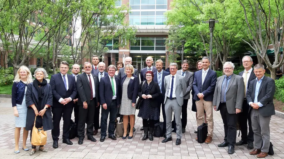 19 representatives of higher education institutions from all over Bavaria used the delegation visit to the USA and Canada led by the Bavarian Minister of Science Bernd Sibler for exploring collaboration options. The participants, including KU Vice President Prof. Dr. Klaus Stüwe (4 f.r.) standing in front of the Georgia Institute of Technology. (Photo: Bavarian State Ministry of Science and the Arts)