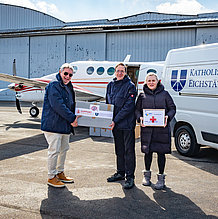 Dirk Wember, businessman and pilote from Trossingen, Dr. Martin Groos, board member of the aid agency „Support International“ and Alla Frisin-Yakub of the association „München hilft Ukraine“ loading relief goods at the airfield Oberschleißheim (photo: upd/Christian Klenk)