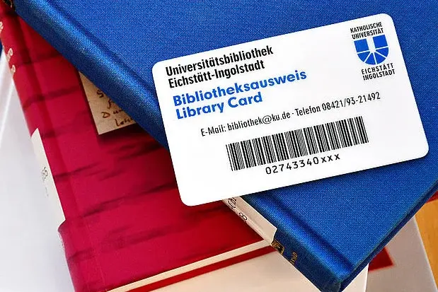Ein Bibliotheksausweis auf ein paar Büchern 