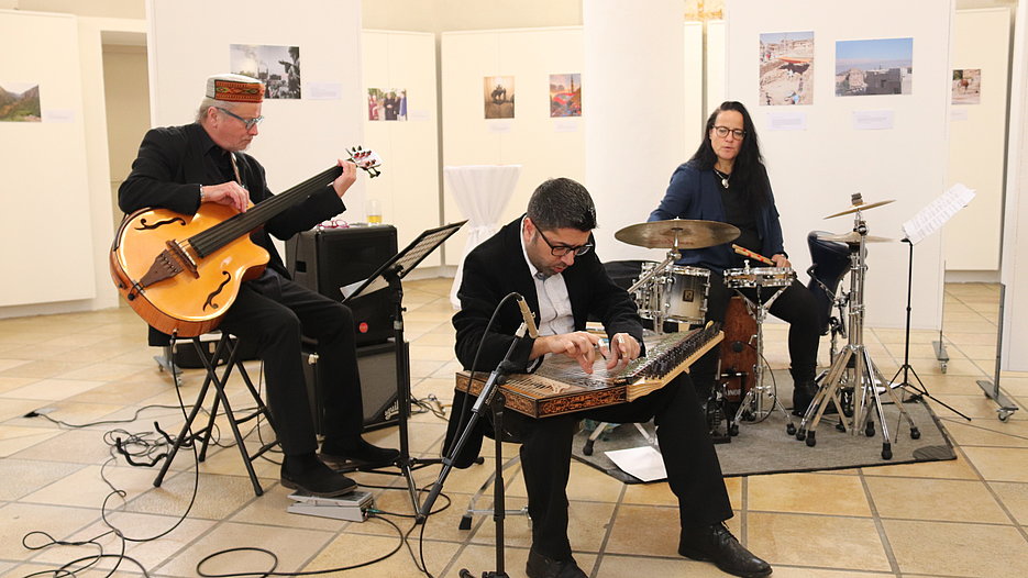 Die Eröffnung der Ausstellung begleitete der libanesische Musiker und Komponist Gilbert Yammine mit dem Ensemble "Sounds of Orient". Yammine ist Virtuose auf der "Kanun", einer orientalischen Zither.