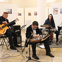 Die Eröffnung der Ausstellung begleitete der libanesische Musiker und Komponist Gilbert Yammine mit dem Ensemble "Sounds of Orient". Yammine ist Virtuose auf der "Kanun", einer orientalischen Zither.