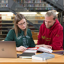 Studierende in der Bibliothek der WFI