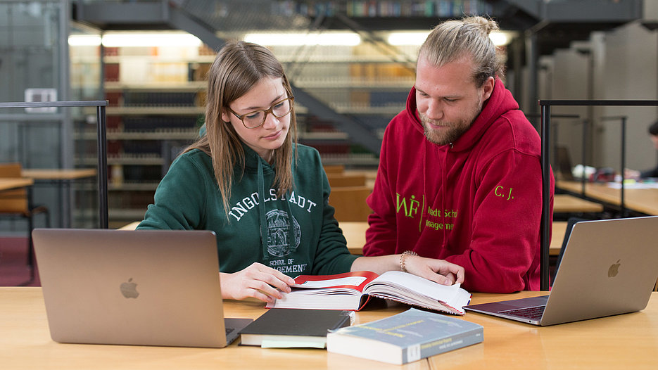 Studierende in der Bibliothek der WFI