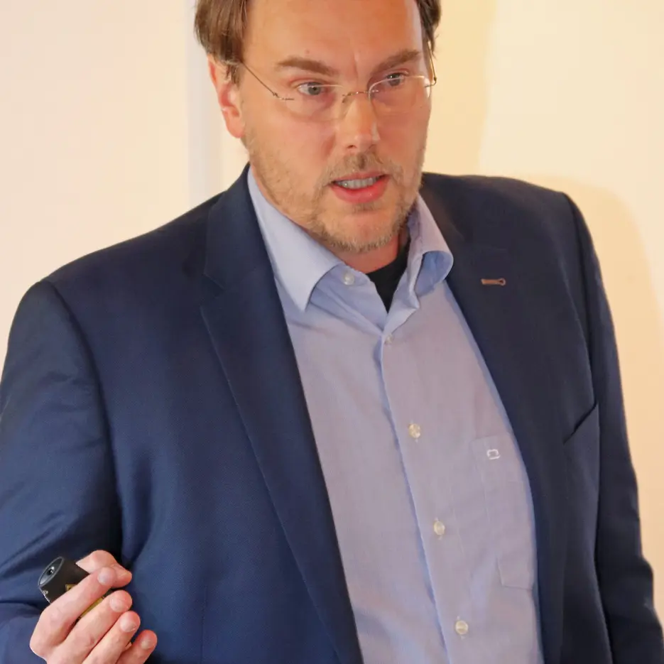 Der Tübinger Religionspädagoge Privatdozent Dr. Matthias Gronover stellte die Ergebnisse einer repräsentativen Studie vor, die das Verhältnis von Schülerinnen und Schülern zu Glaube und Religion untersuchte. (Fotos: Schulte Strathaus/upd)