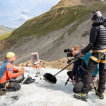 KU-Geograph Dr. Florian Haas (links) erläutert auf dem Gepatschferner in Österreich einem ZDF-Kamerateam die Funktionsweise eines Laserscanners, der Eis und Berghänge vermisst.