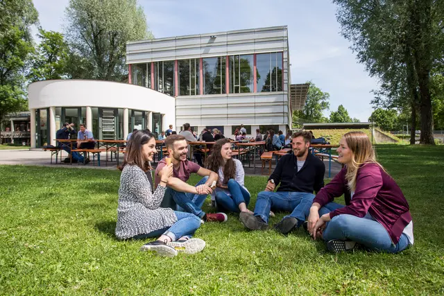 Gruppe Studierender vor der Cafeteria