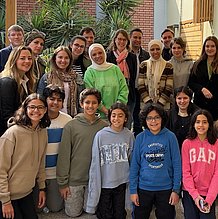 Die Exkursionsgruppe der KU zusammen mit Schülerinnen und Schülern sowie Lehrkräften an der Deutschen Evangelischen Oberschule in Kairo.