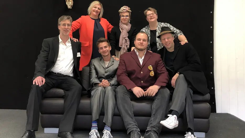Noch laufen die Proben für das neue Stück der „KUmödianten“, bei dem (hintere Reihe von links) Nicola Alberter, Sylvia Schmager und Simone Rieger sowie (vordere Reihe von Links) Norbert Poschadel, Leon Gaube, Philipp Thomas und KHG-Pfarrer Stefan Weig auf der Bühne zu sehen sein werden. (Foto: upd)