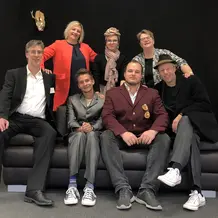 Noch laufen die Proben für das neue Stück der „KUmödianten“, bei dem (hintere Reihe von links) Nicola Alberter, Sylvia Schmager und Simone Rieger sowie (vordere Reihe von Links) Norbert Poschadel, Leon Gaube, Philipp Thomas und KHG-Pfarrer Stefan Weig auf der Bühne zu sehen sein werden. (Foto: upd)