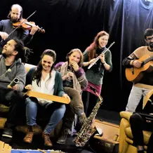 Einen Zugang zu Musik über gesellschaftliche Grenzen hinweg bietet das „Community Orchester“, das Mirjam Bauer (3.v.r.) seit November in ihrer Heimatstadt Salzburg wöchentlich anbietet. (Foto: Arnold Becker/upd)