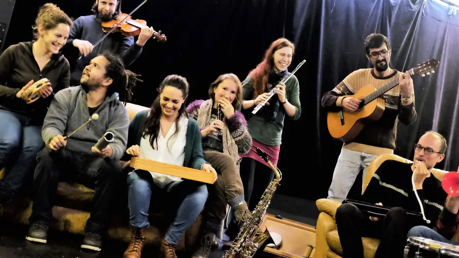 Einen Zugang zu Musik über gesellschaftliche Grenzen hinweg bietet das „Community Orchester“, das Mirjam Bauer (3.v.r.) seit November in ihrer Heimatstadt Salzburg wöchentlich anbietet. (Foto: Arnold Becker/upd)
