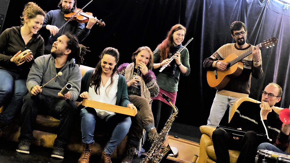 Einen Zugang zu Musik über gesellschaftliche Grenzen hinweg bietet das „Community Orchester“, das Mirjam Bauer (3.v.r.) seit November in ihrer Heimatstadt Salzburg wöchentlich anbietet. (Foto: Arnold Becker/upd)