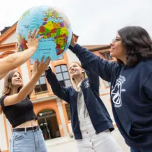 Studierende mit Weltkugel