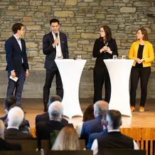 Sechs Inhaberinnen und Inhaber von Tenure-Track-Professuren an der KU sprachen in der Podiumsdiskussion am Dies Academicus über ihre „Forschung an der Schnittstelle von Data Science, KI und digitalen Methoden“.