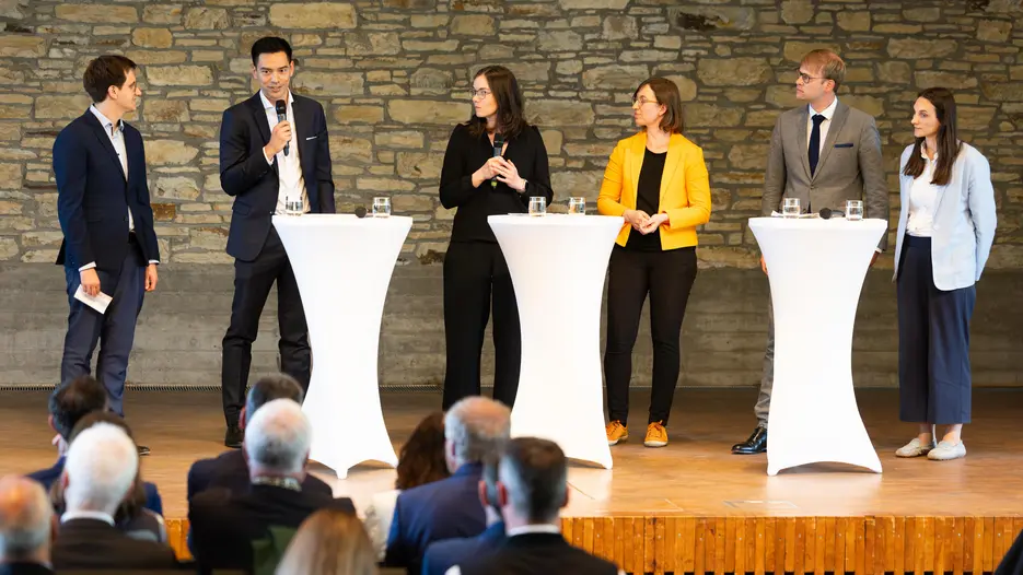 Sechs Inhaberinnen und Inhaber von Tenure-Track-Professuren an der KU sprachen in der Podiumsdiskussion am Dies Academicus über ihre „Forschung an der Schnittstelle von Data Science, KI und digitalen Methoden“.
