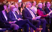 Bei tosendem Applaus wurden die Absolventinnen und Absolventen verabschiedet.