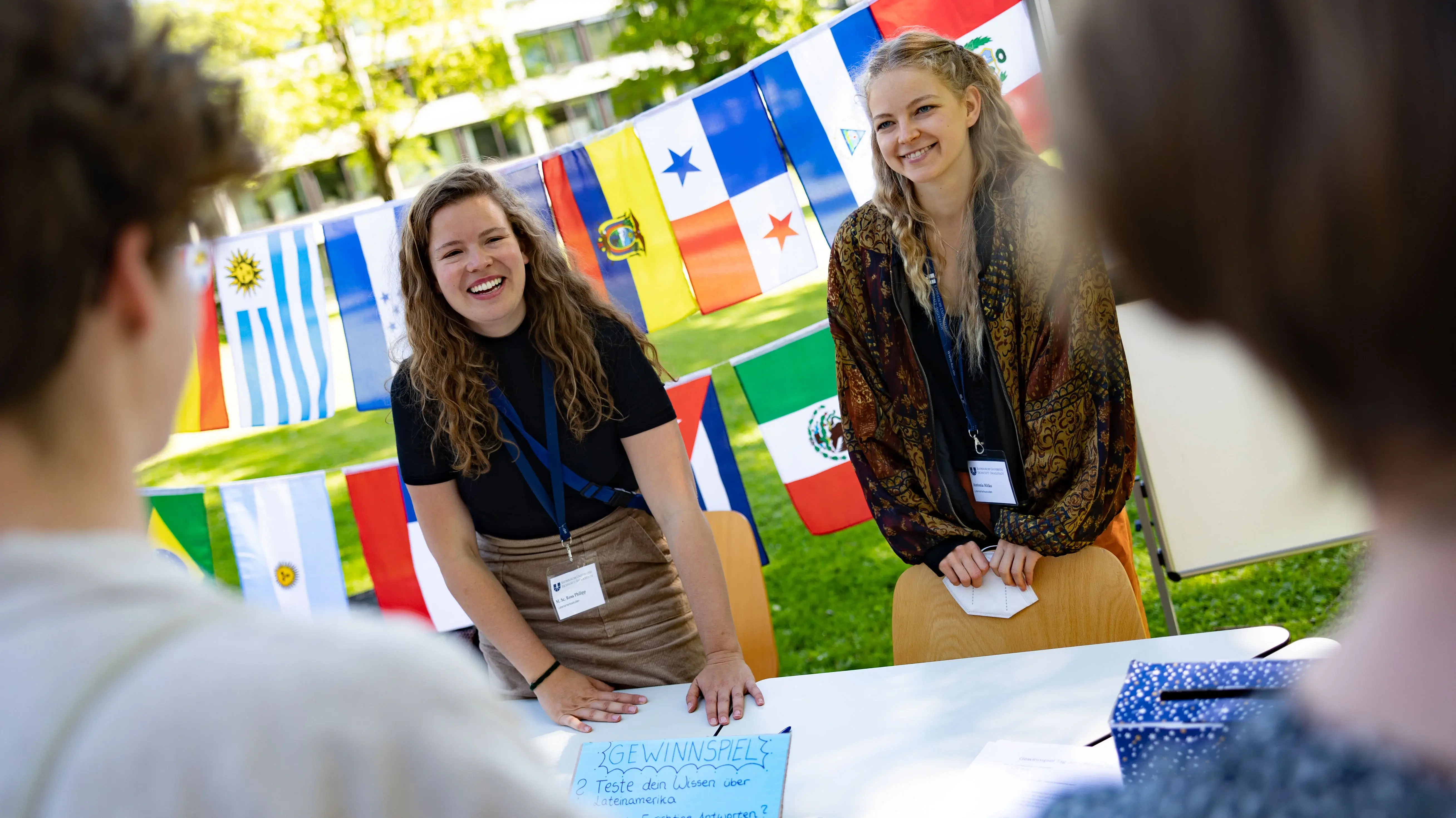 Studierende am Infostand des Konvents