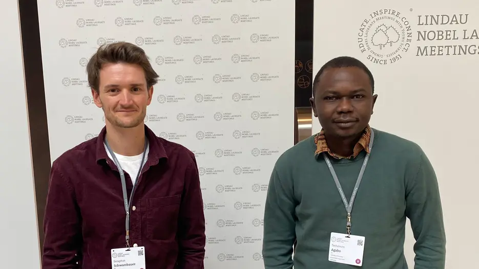 Seraphin Schwarzbauer und Terhemen Agabo, wissenschaftliche Mitarbeiter an der Wirtschaftswissenschaftlichen Fakultät der Katholischen Universität Eichstätt-Ingolstadt.