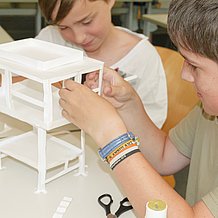 Die Schülerinnen und Schüler des Willibald-Gymnasiums befassten sich im Rahmen der Kooperation „Bauhaus für alle!“ unter anderem auch mit architektonischen Aspekten, indem sie die statischen Möglichkeiten von Papier testeten. (Foto: Agnes Birkner)