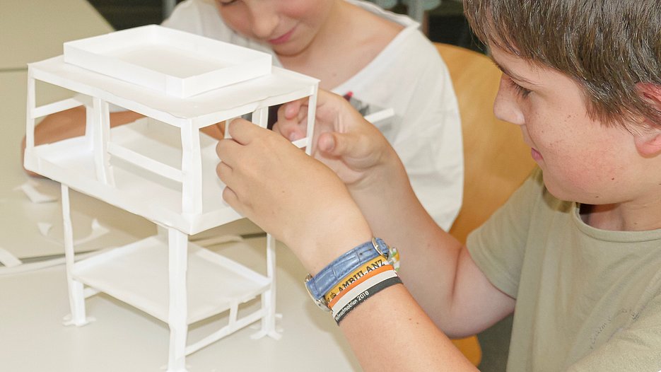 Die Schülerinnen und Schüler des Willibald-Gymnasiums befassten sich im Rahmen der Kooperation „Bauhaus für alle!“ unter anderem auch mit architektonischen Aspekten, indem sie die statischen Möglichkeiten von Papier testeten. (Foto: Agnes Birkner)