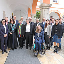 KU President Prof. Dr. Gabriele Gien (4th f.l.) together with the spokeswoman of the joint project, Prof. Dr. Waltraud Schreiber (8th f.l.), Prelate Dr. Lorenz Wolf (Head of the Catholic Office in Bavaria, 9th f.l.) and the involved (early-career) researchers. (Photo: Schulte Strathaus/Press Office)