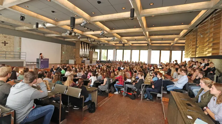 In der vollbesetzten Aula der Universität hießen die Universität, die Stiftung Katholische Universität Eichstätt-Ingolstadt sowie die Stadt Eichstätt die neuen Studentinnen und Studenten willkommen.
