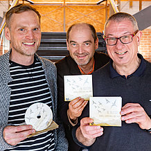 Prof. Dr. Daniel Mark Eberhard und die Musikdozenten Andreas Kehr und Jörg Edelmann (v.l.) freuen sich, dass die neue CD der UniMusik pünktlich zum Weihnachtskonzert an der KU fertigproduziert werden konnte.