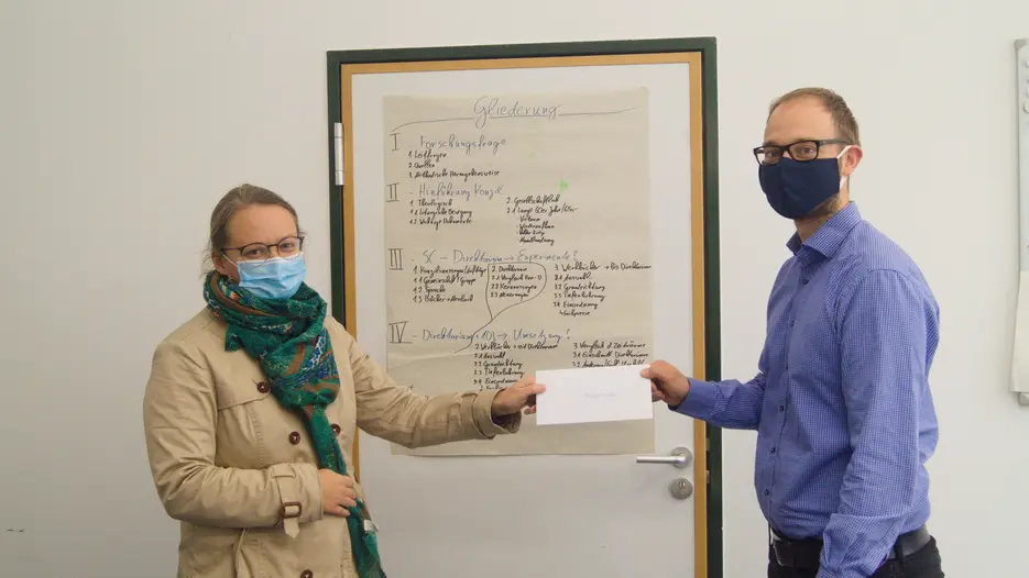 Übergabe des Preisgeldes an Benedikt Winkel