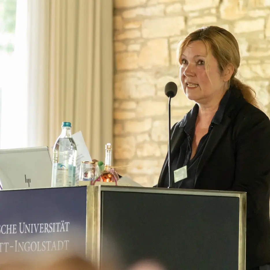 Dr. Petra Hiebl (stellvertretende Vorsitzende der Leitung des Zentrums für Lehrerbildung) bei der Begrüßung der Teilnehmerinnen und Teilnehmer in der Aula der Universität. (Fotos: Wiedmann)