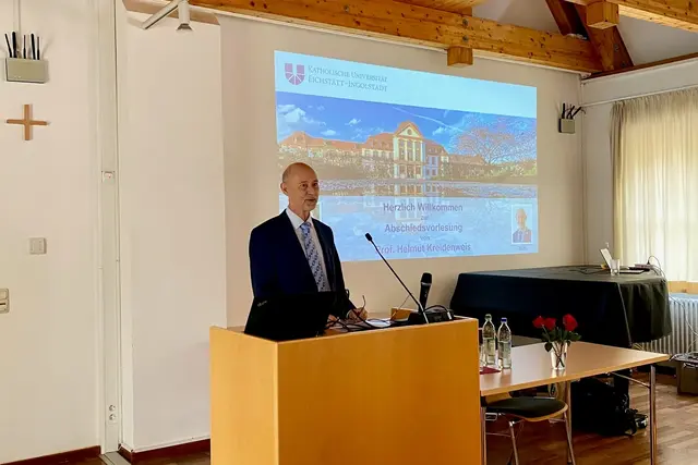 Prof. Kreidenweis bei seinem Vortrag