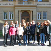 Foto_Gruppenbild_vor_Uni.jpg