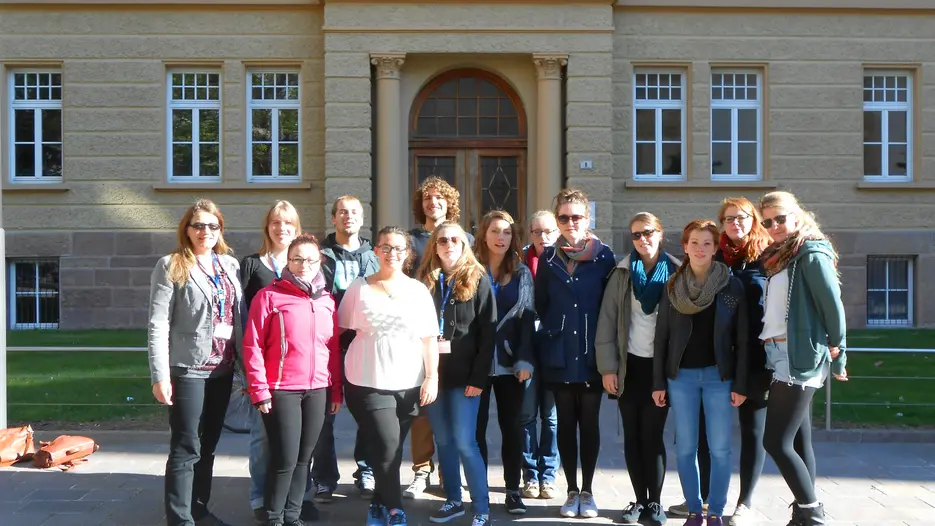 Foto_Gruppenbild_vor_Uni.jpg